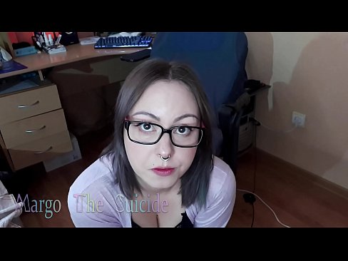 ❤️ 性感的眼镜女孩在镜头前深深地吸吮假阳具 ❤️ at us❤